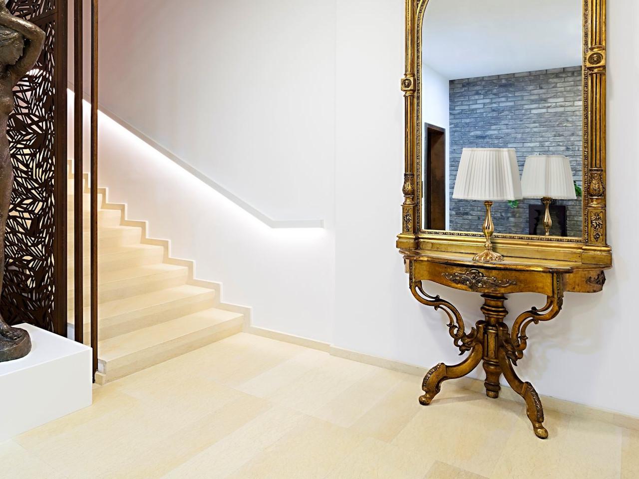 French Gold finish table lamp with pleated silk shade | Veronique 796/lp by Possoni Illuminazione