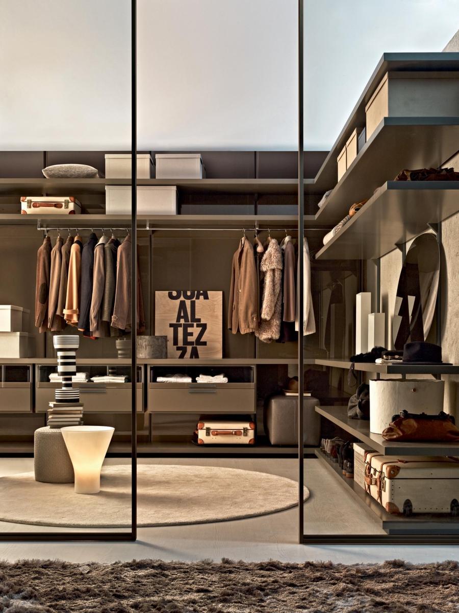 Sectional wood and glass walk-in wardrobe | Gliss Walk-in by Molteni