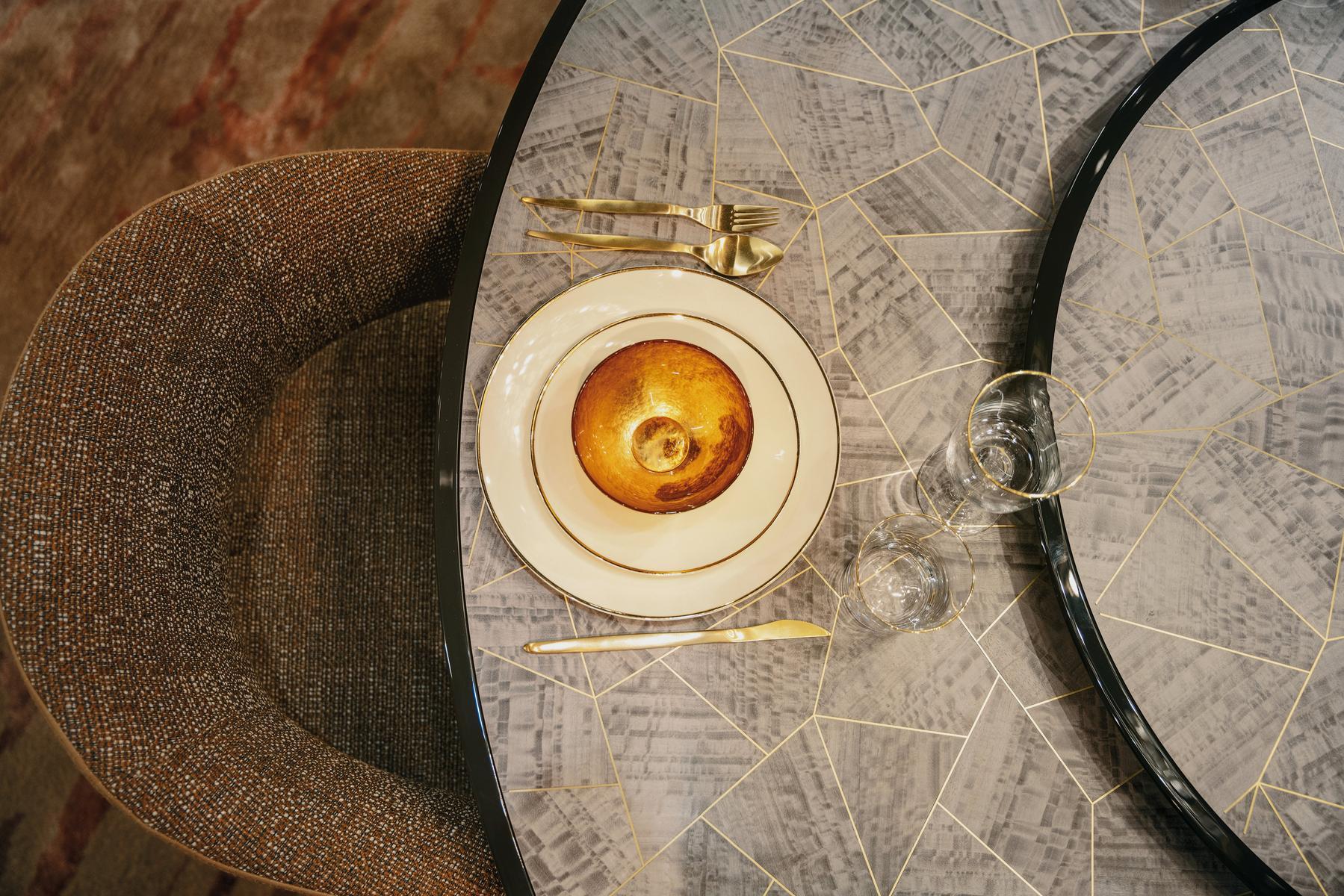 Round ebony table | Millenium by Bruno Zampa