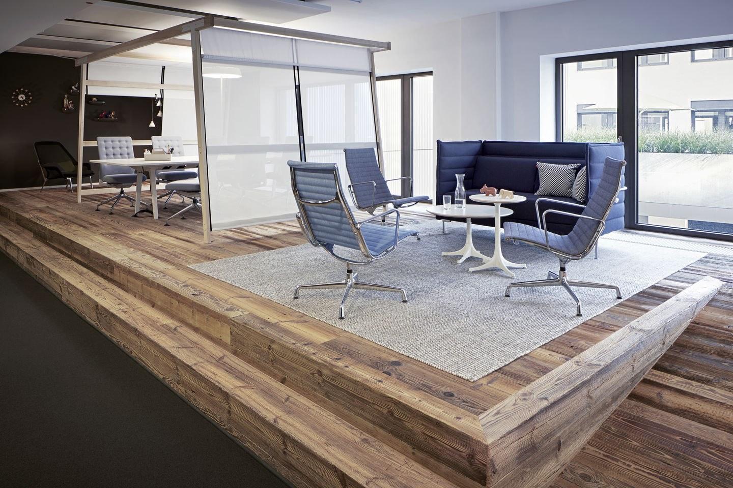 Swivel leather chair with 4-spoke base with armrests | Aluminium Chair Ea 116 by Vitra