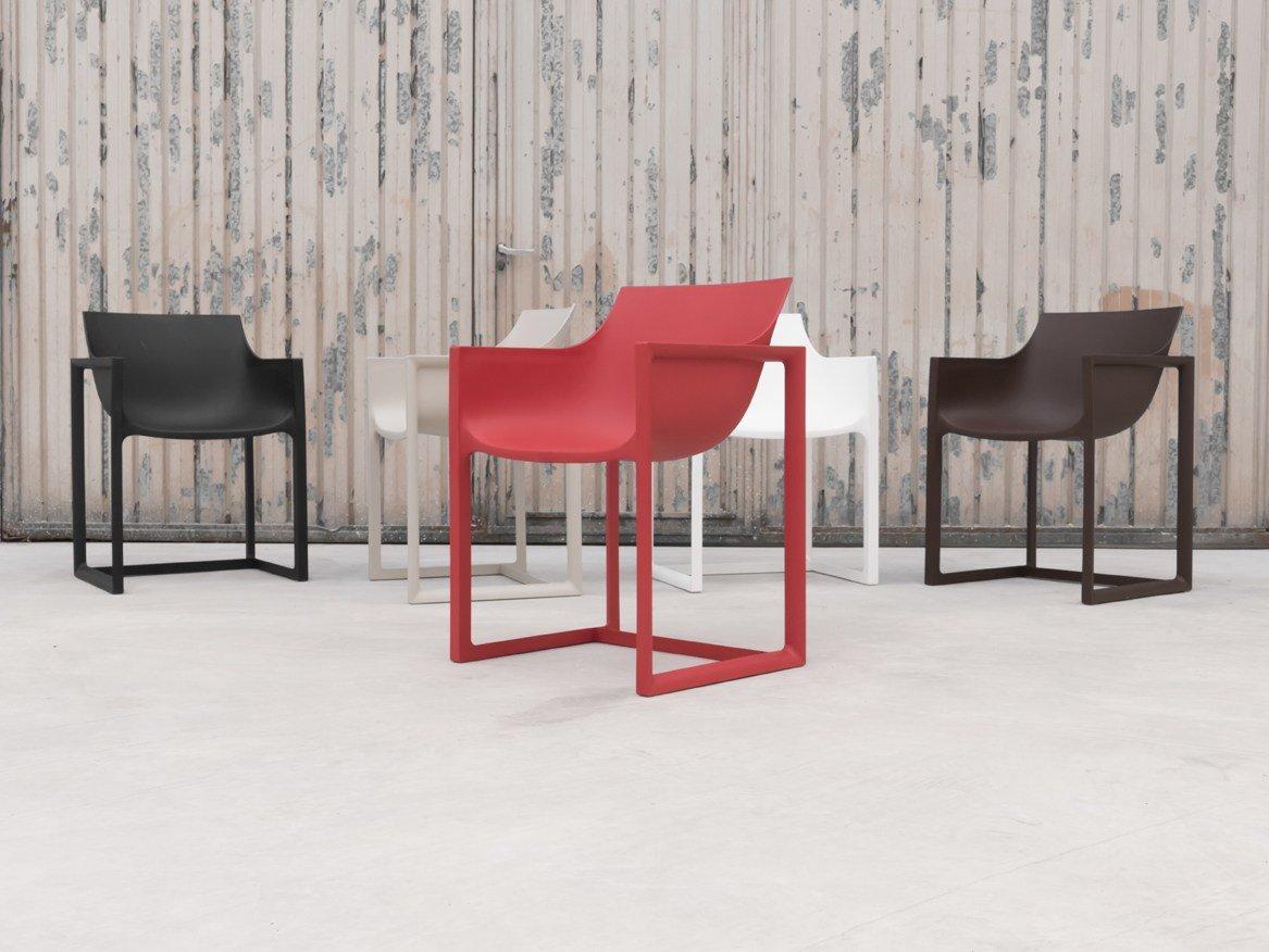 Sled base garden chair with armrests | Wall Street by Vondom