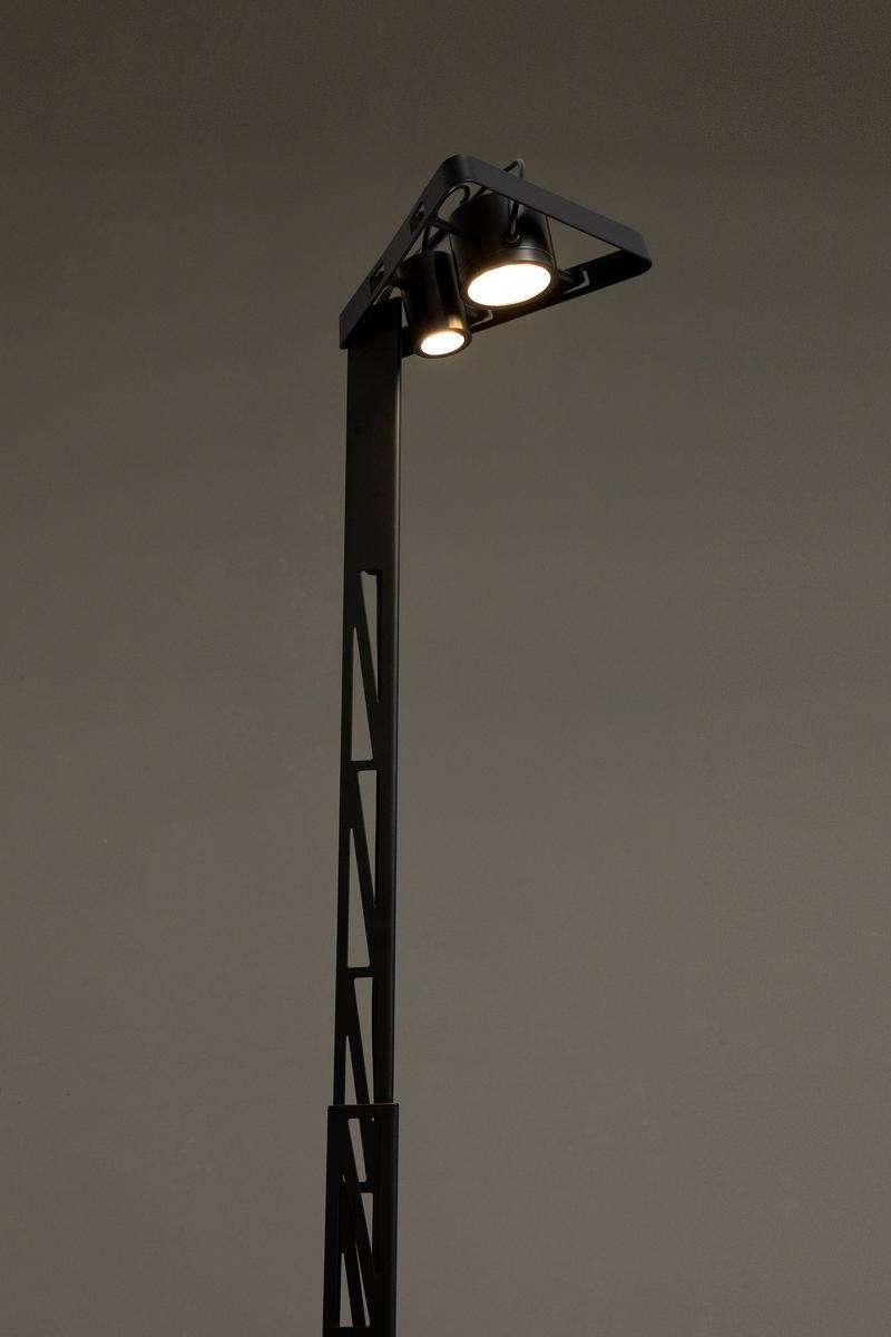 LED height-adjustable aluminium floor lamp | Fireman by Karman