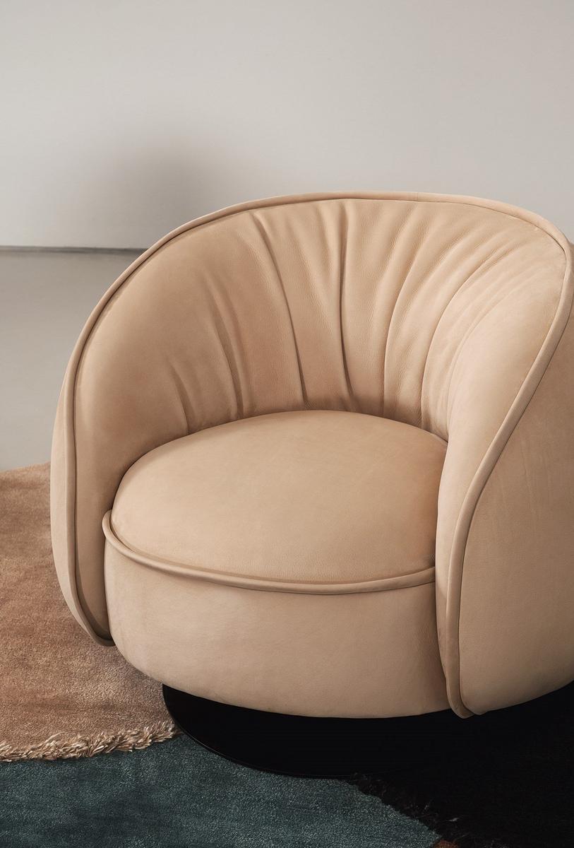 Swivel leather armchair with armrests | Leon by Baxter