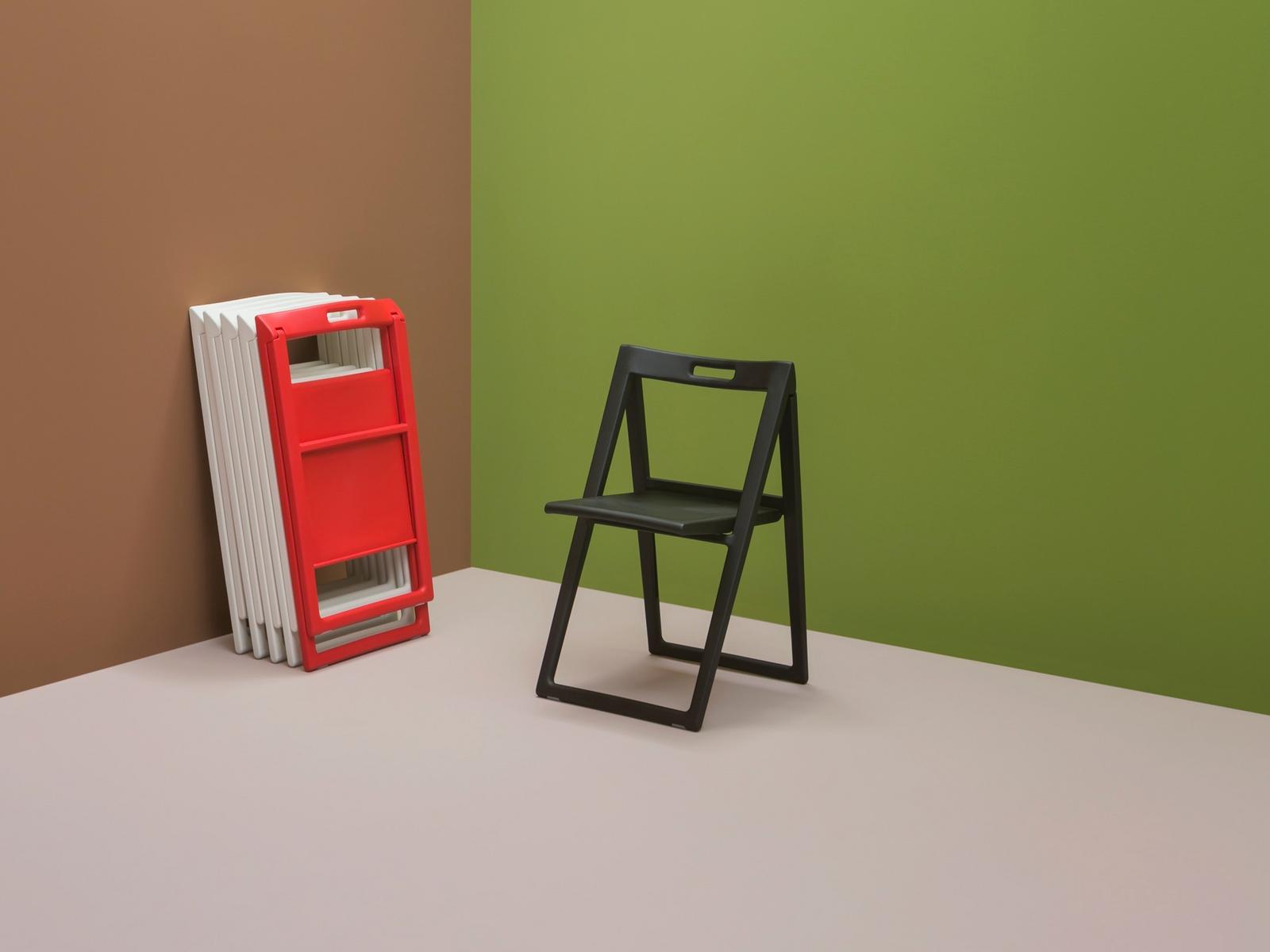 Folding polypropylene chair | Enjoy 460 by Pedrali