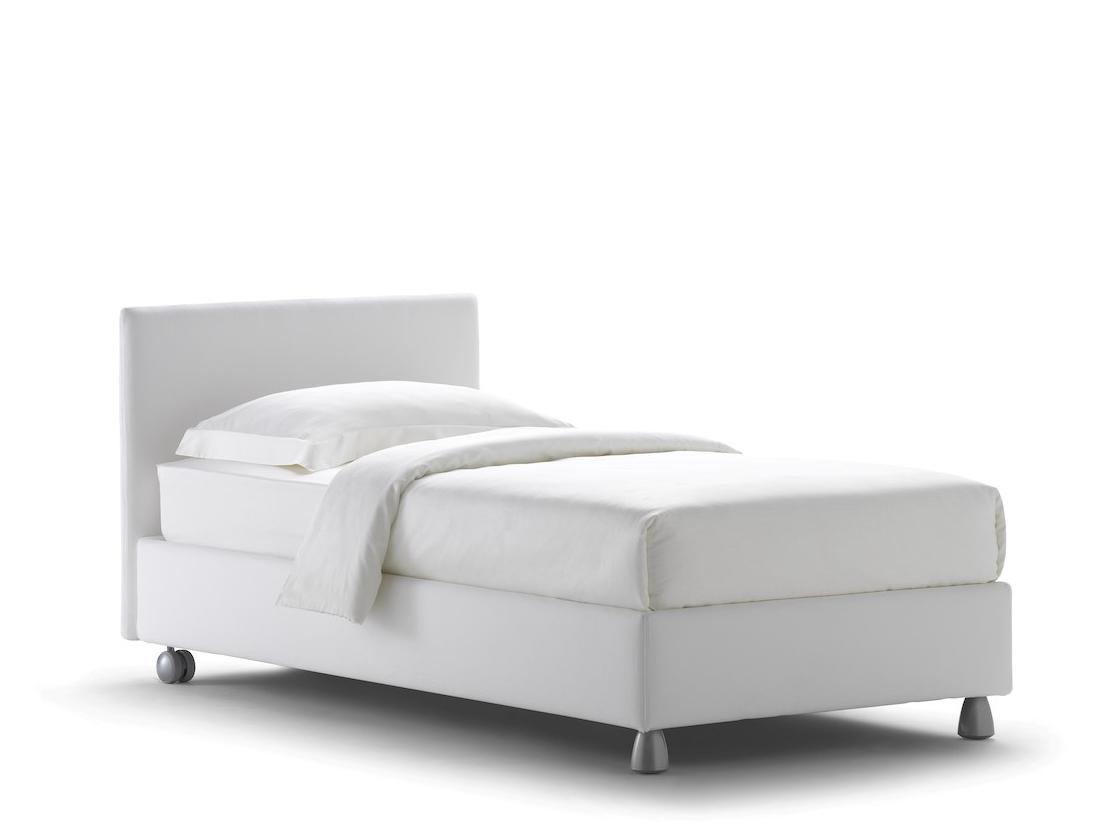Upholstered bed on castors | Notturno by Flou