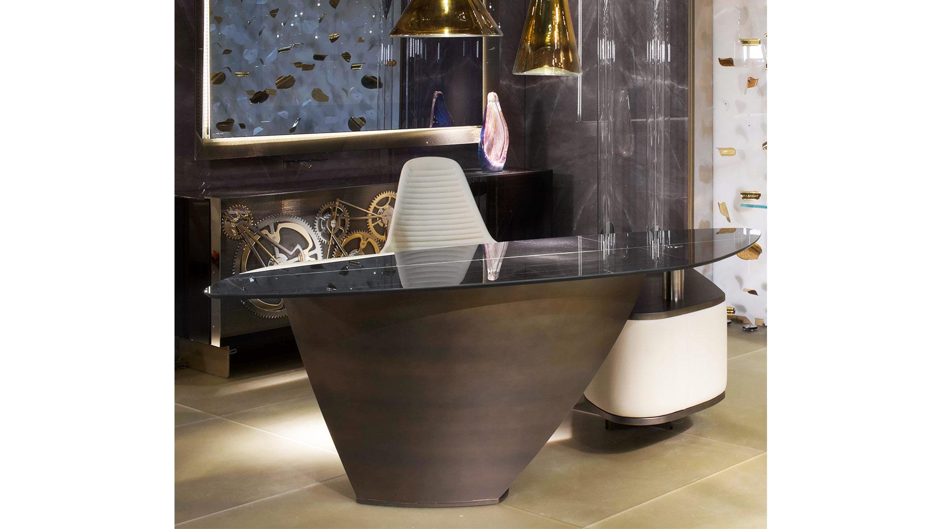 Oval office desk | Vele by Reflex