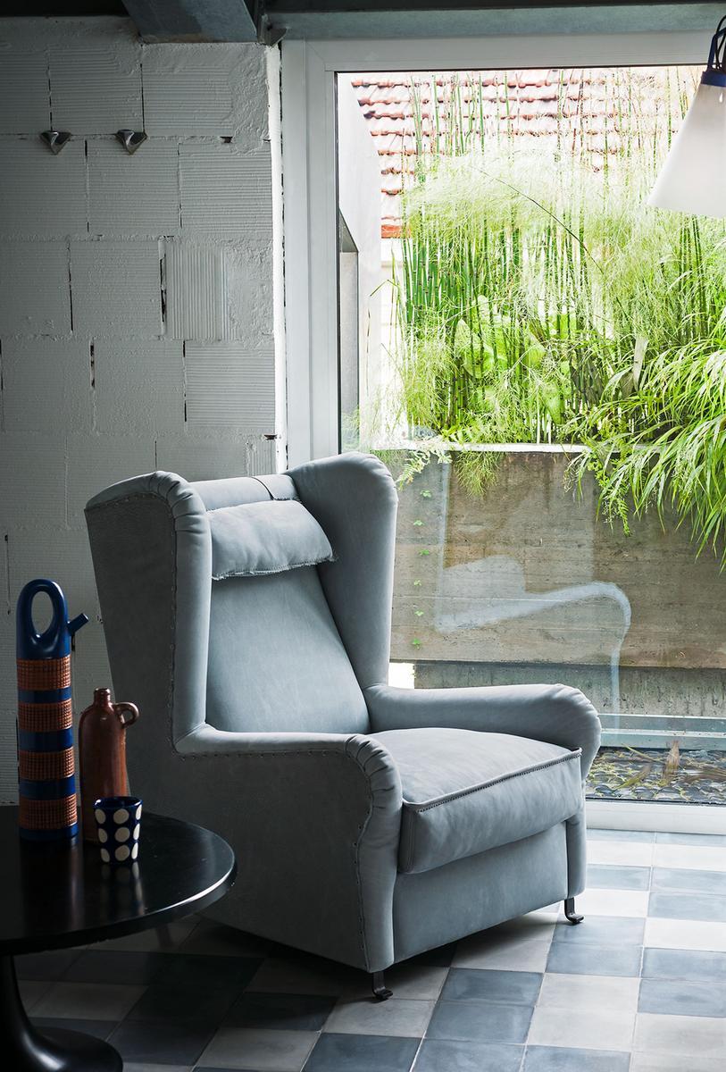 Leather armchair with armrests | Pochette by Baxter