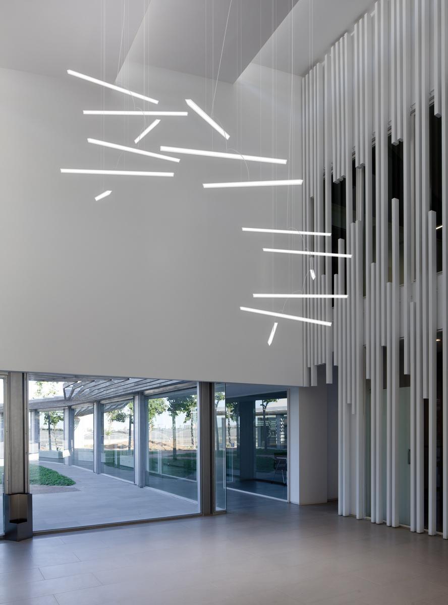 Methacrylate pendant lamp | Halo Lineal by Vibia