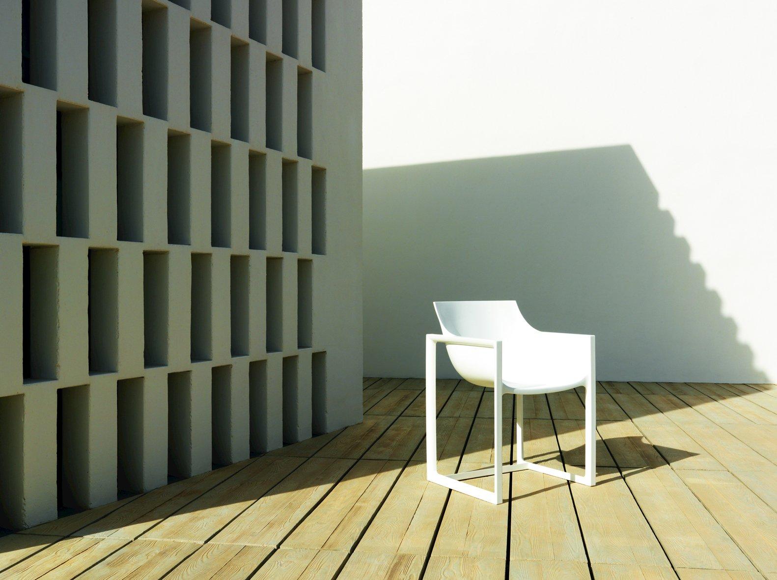 Sled base garden chair with armrests | Wall Street by Vondom