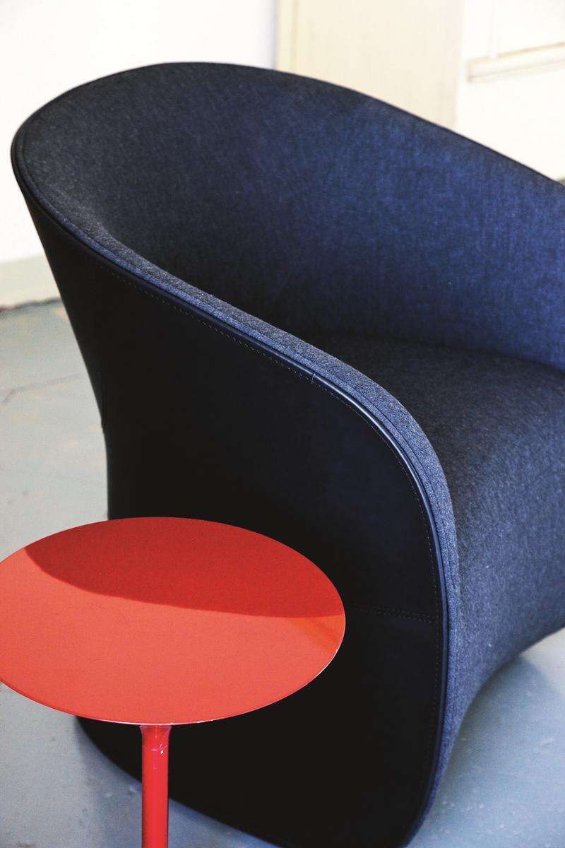 Upholstered easy chair with armrests | Calla by Zanotta