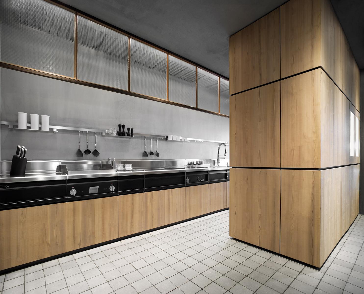 Wood veneer kitchen with island in a industrial style without handles Minacciolo Natural Skin