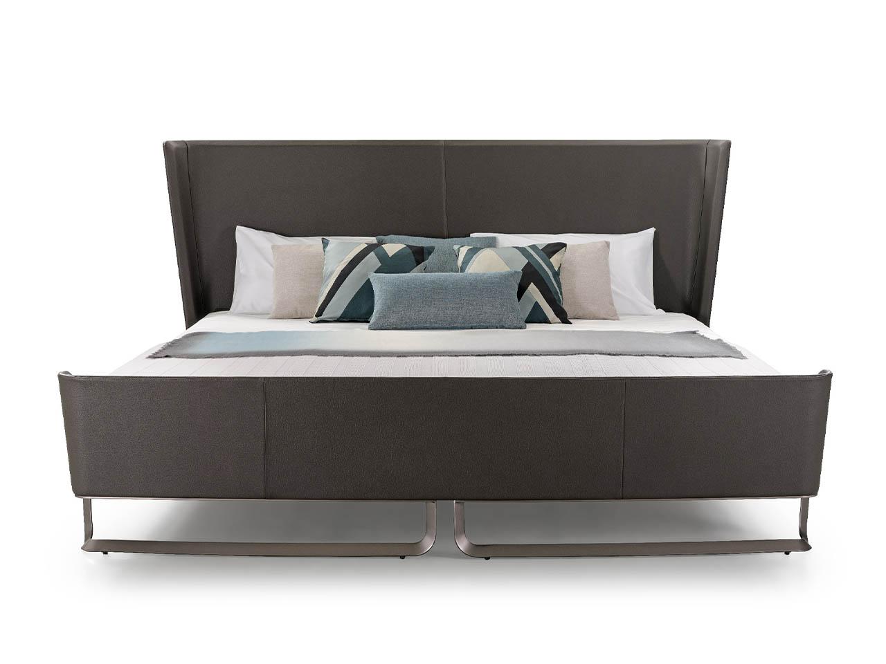 Leather double bed | Milano by Turri