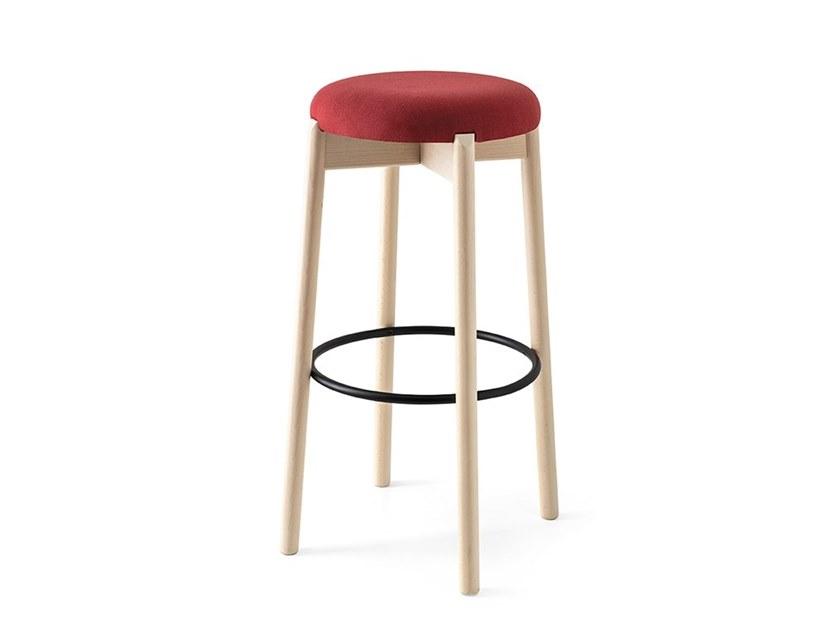 High beech stool with integrated cushion | Clelia by Connubia