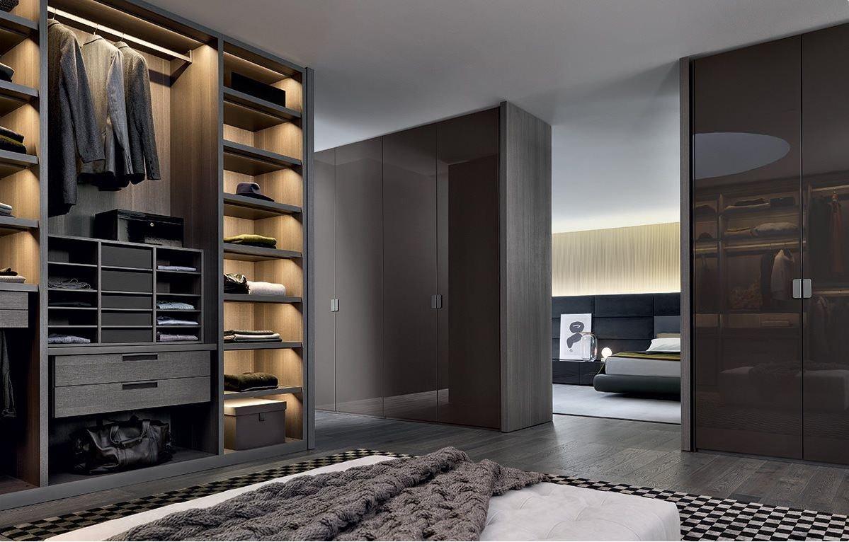 Sectional lacquered glass wardrobe | Fitted by Poliform