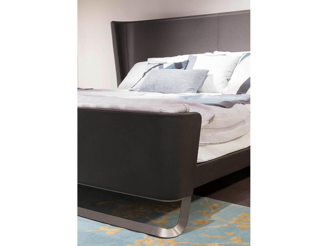 Leather double bed | Milano by Turri