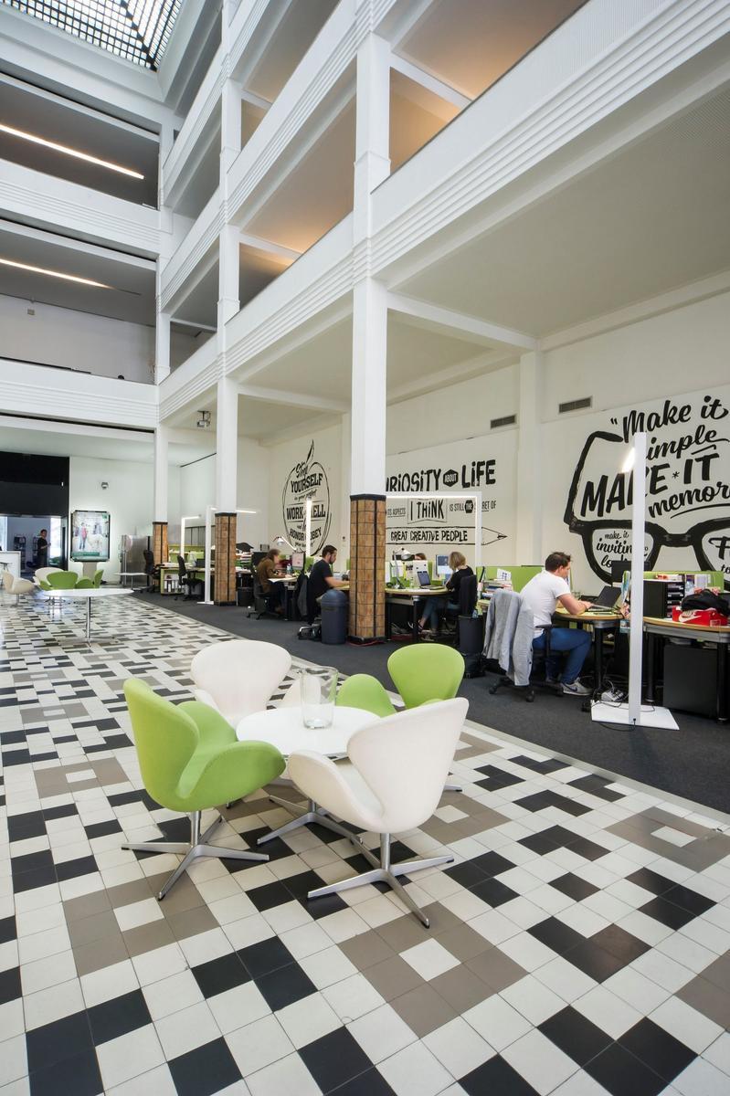 LED metal floor lamp | Hoek by Dark