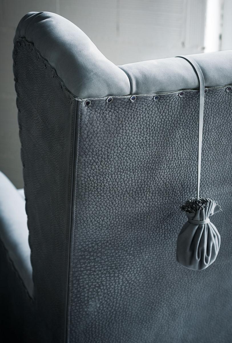 Leather armchair with armrests | Pochette by Baxter