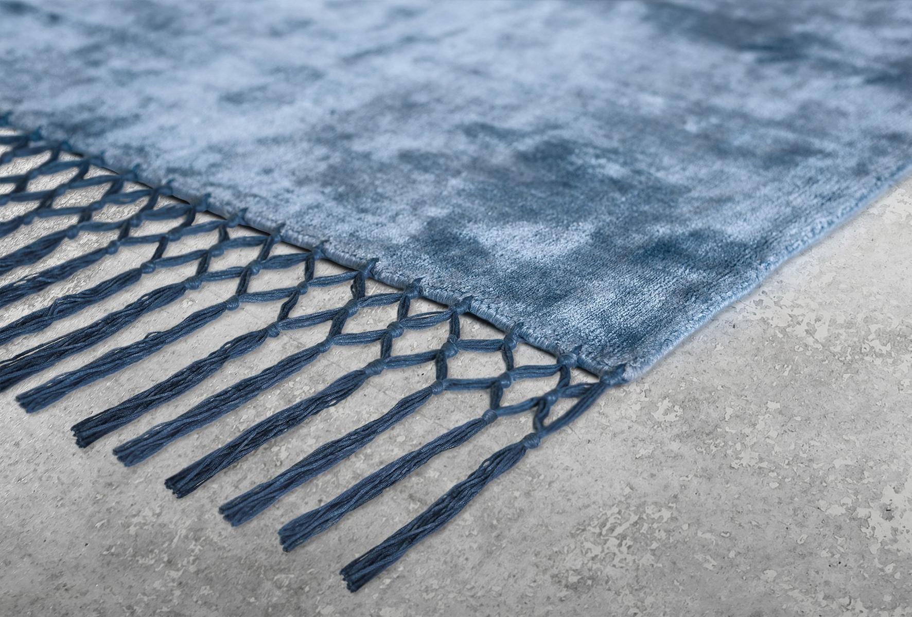 Solid-color handmade rug | Fringes by Baxter