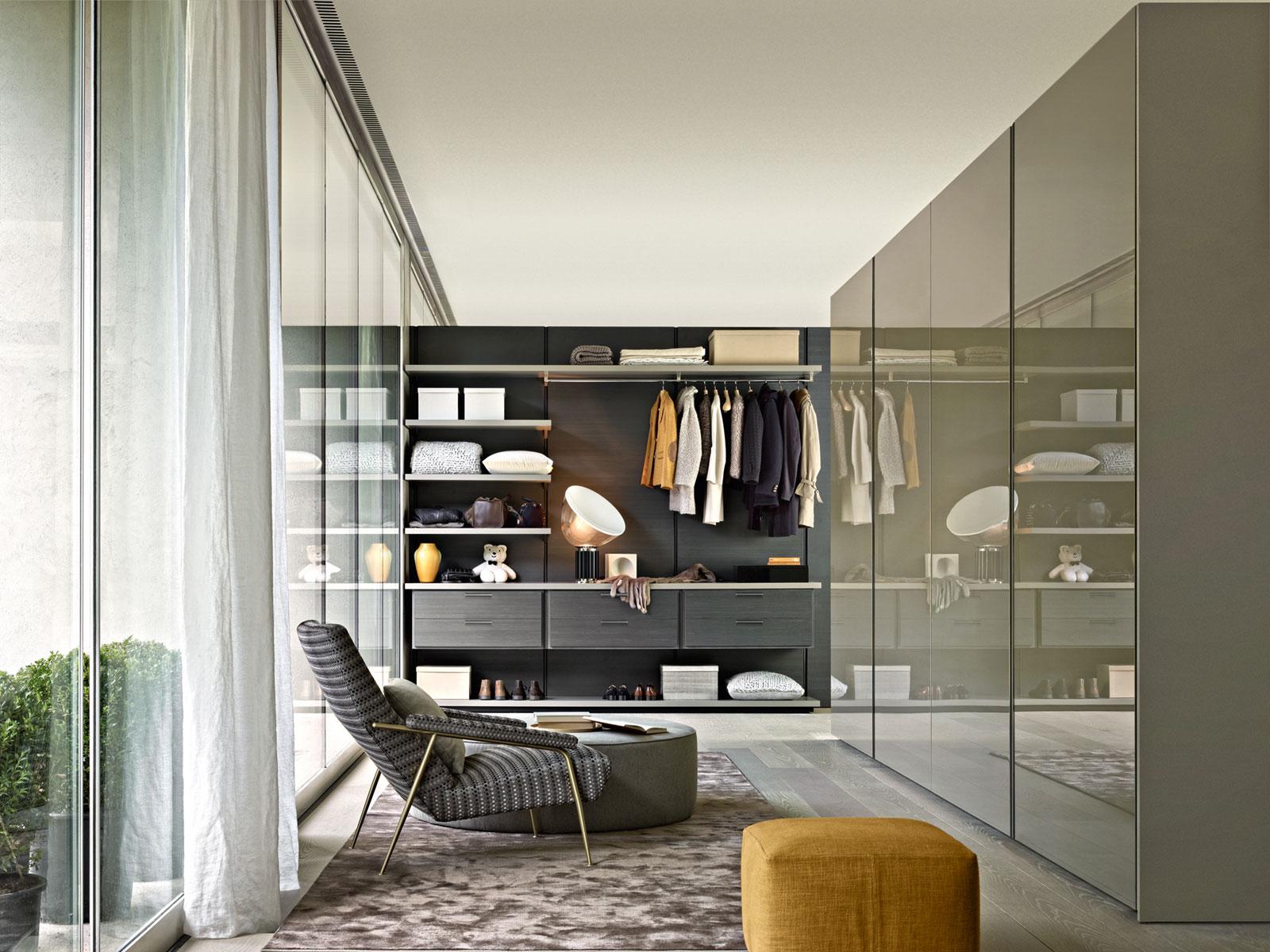 Sectional wood and glass walk-in wardrobe | Gliss Walk-in by Molteni