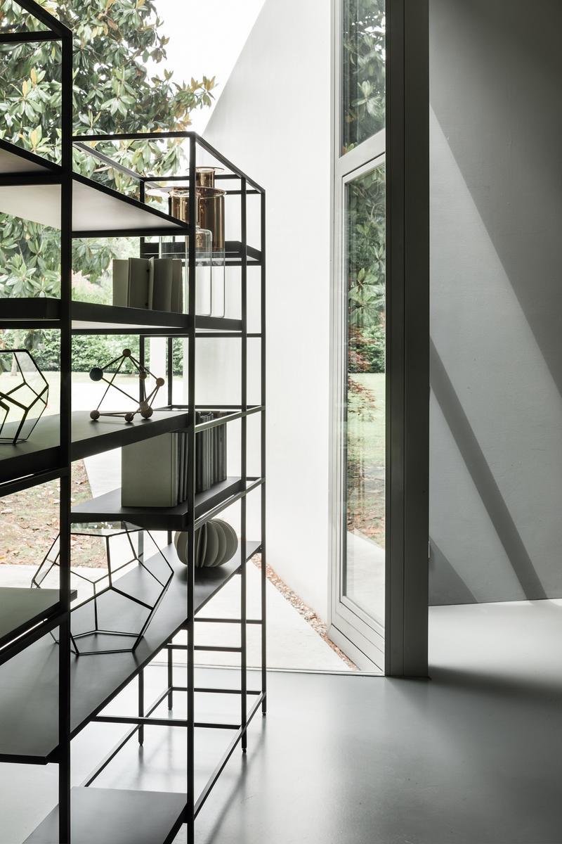 Sectional metal bookcase | Plain by Lema