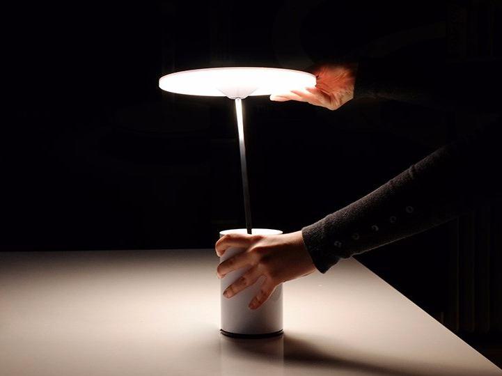 Direct light extruded aluminium table lamp | Sisifo by Artemide