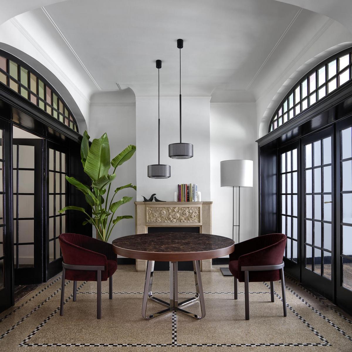Extending round porcelain stoneware dining table | Ava by Ligne Roset