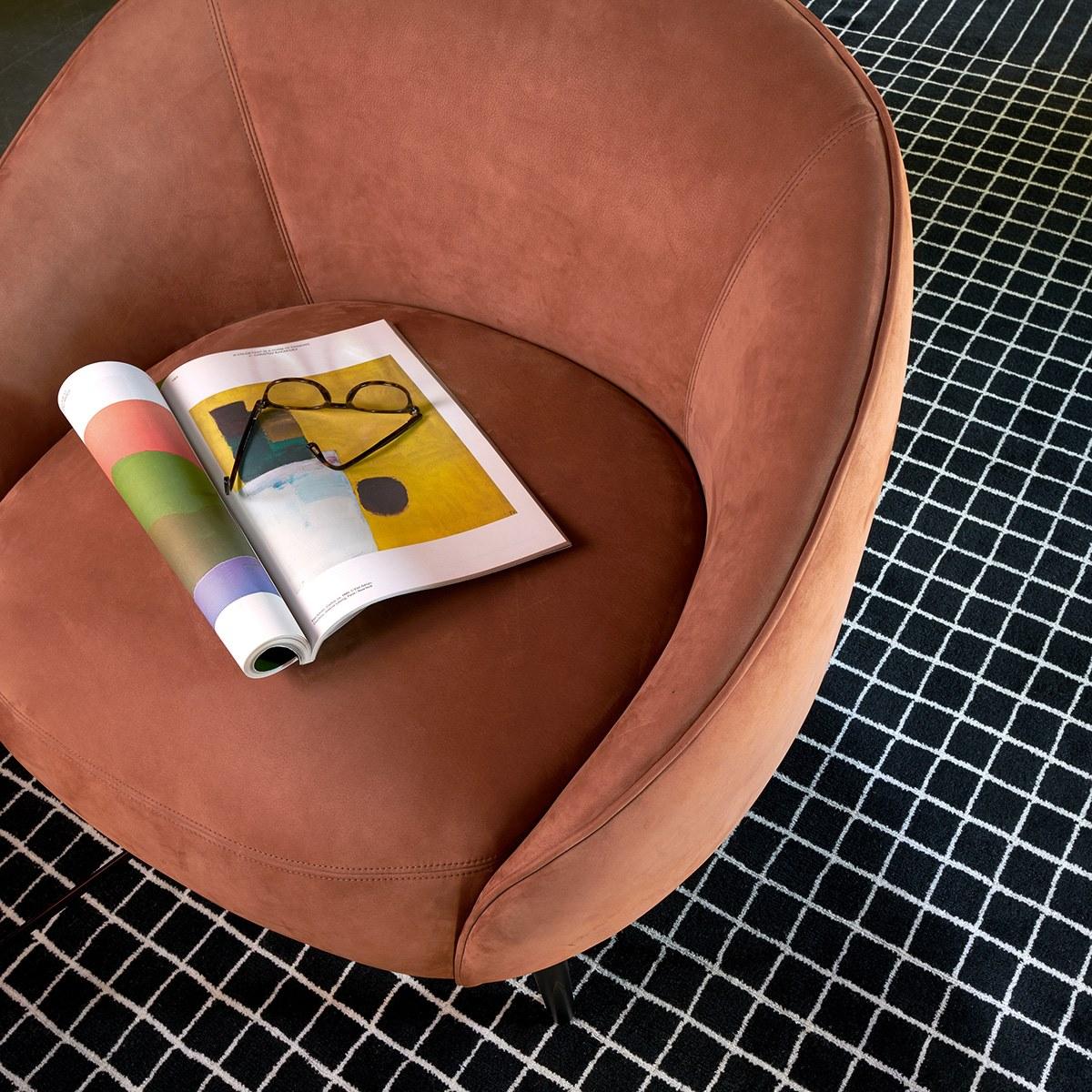 Fabric easy chair with armrests | Yoisho by Potocco