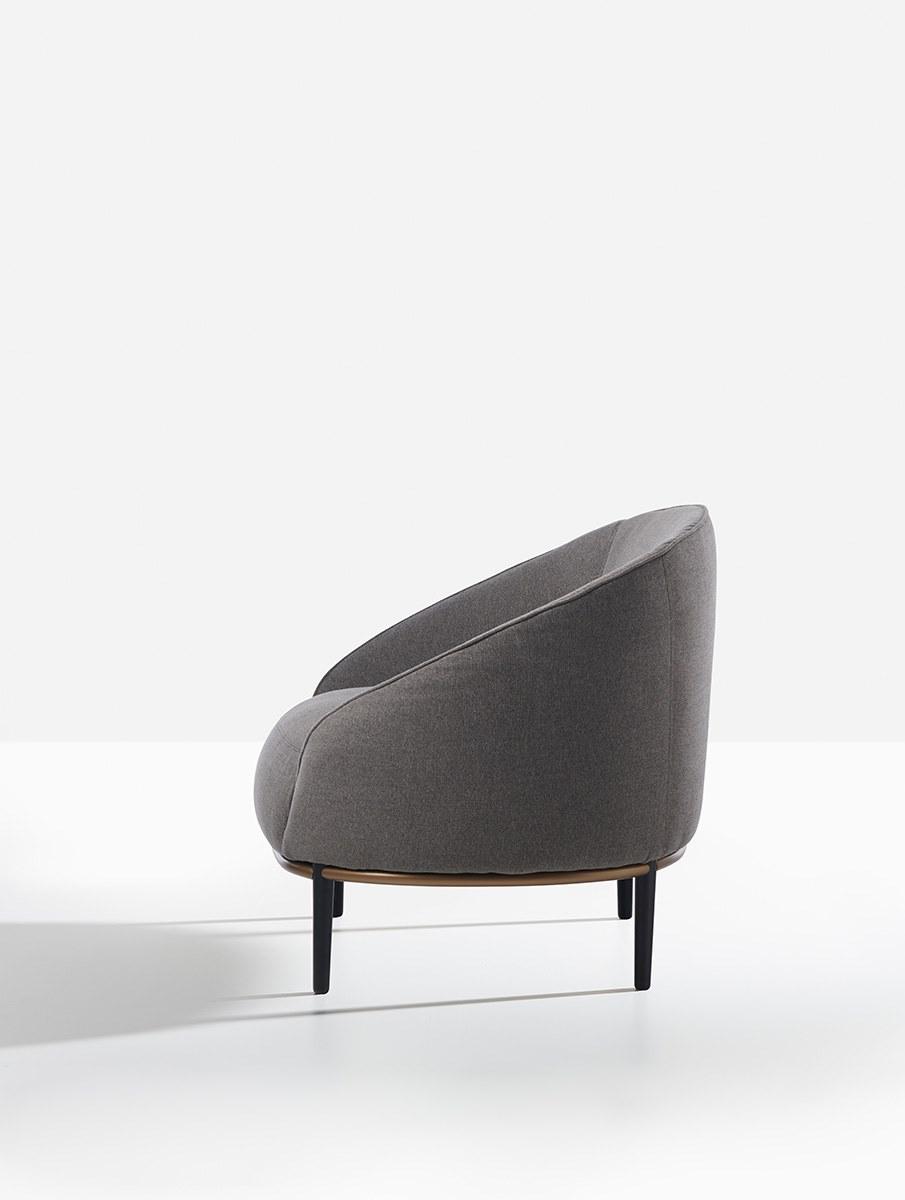 Fabric easy chair with armrests | Yoisho by Potocco