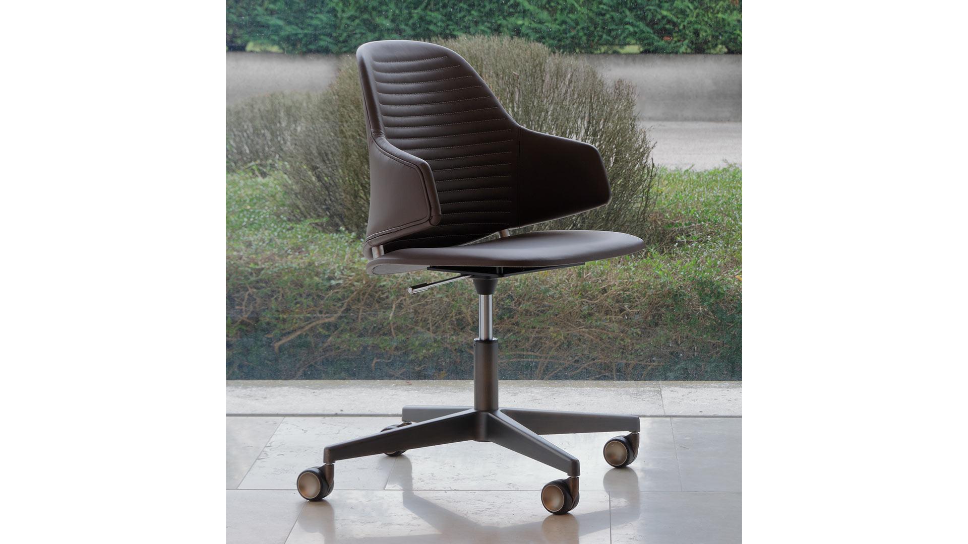 Height-adjustable leather office chair | Vela by Reflex