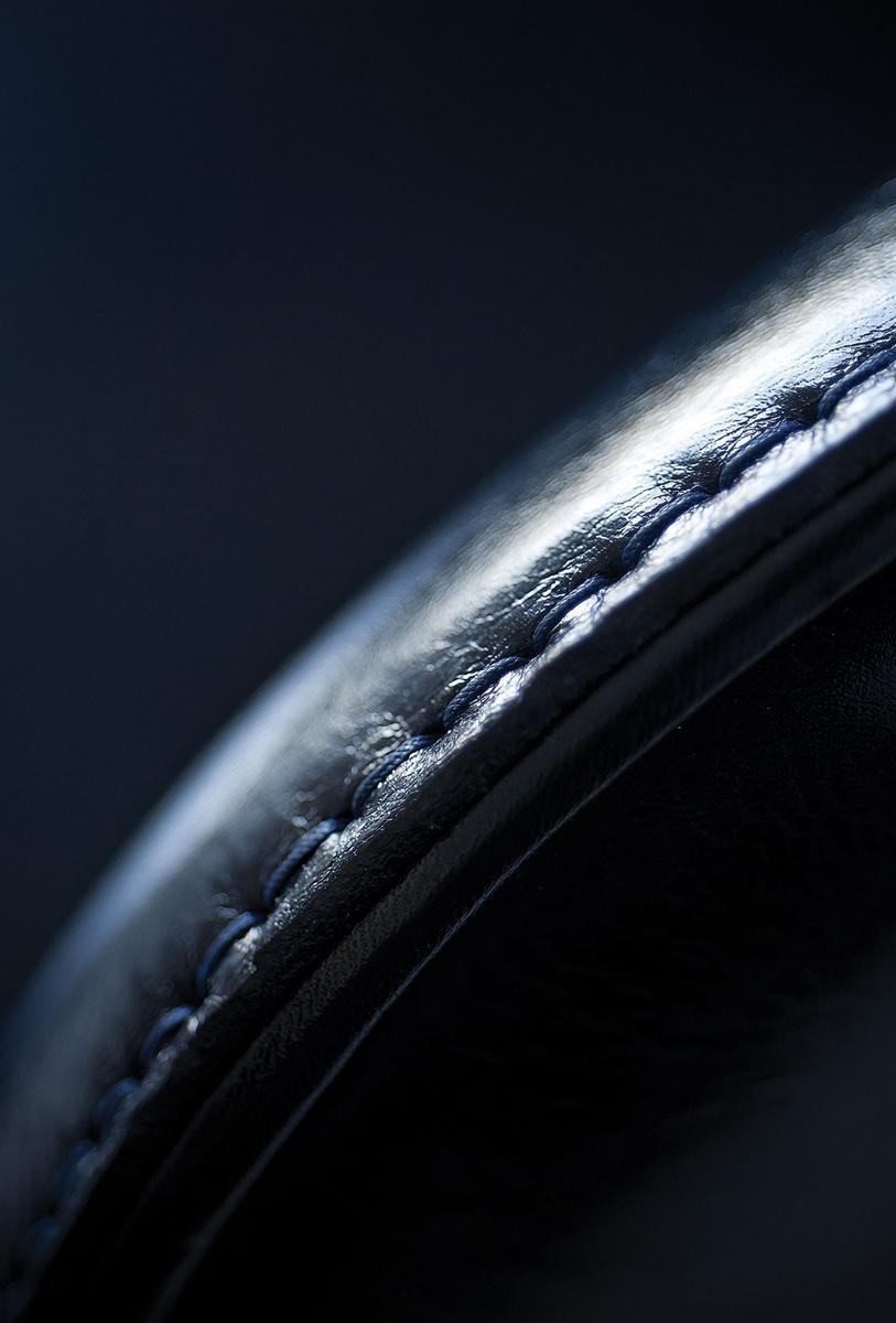 Contemporary style upholstered leather easy chair with armrests | Decor by Baxter