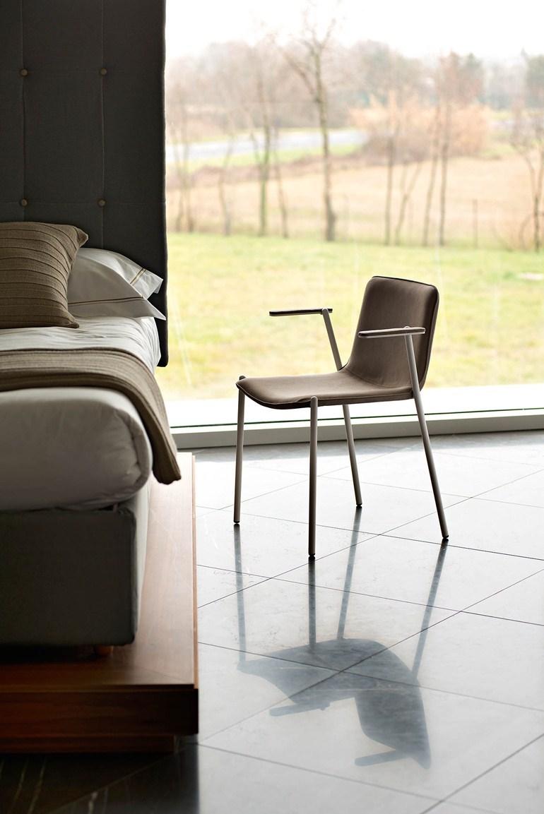 Upholstered chair with armrests | Trampoliere P In by Midj