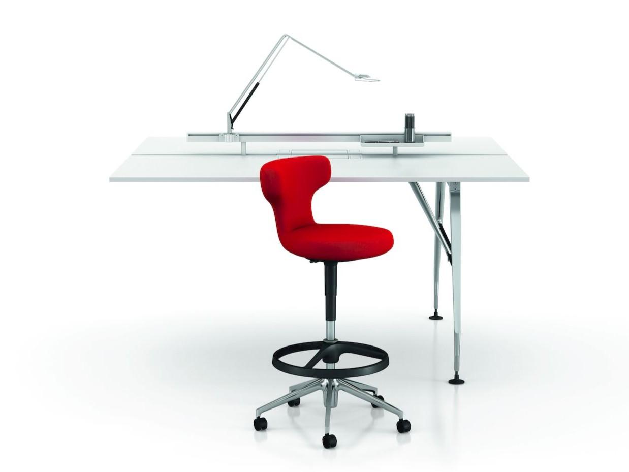 Rectangular workstation desk with electrical outlets | Ad Hoc Solitaires by Vitra