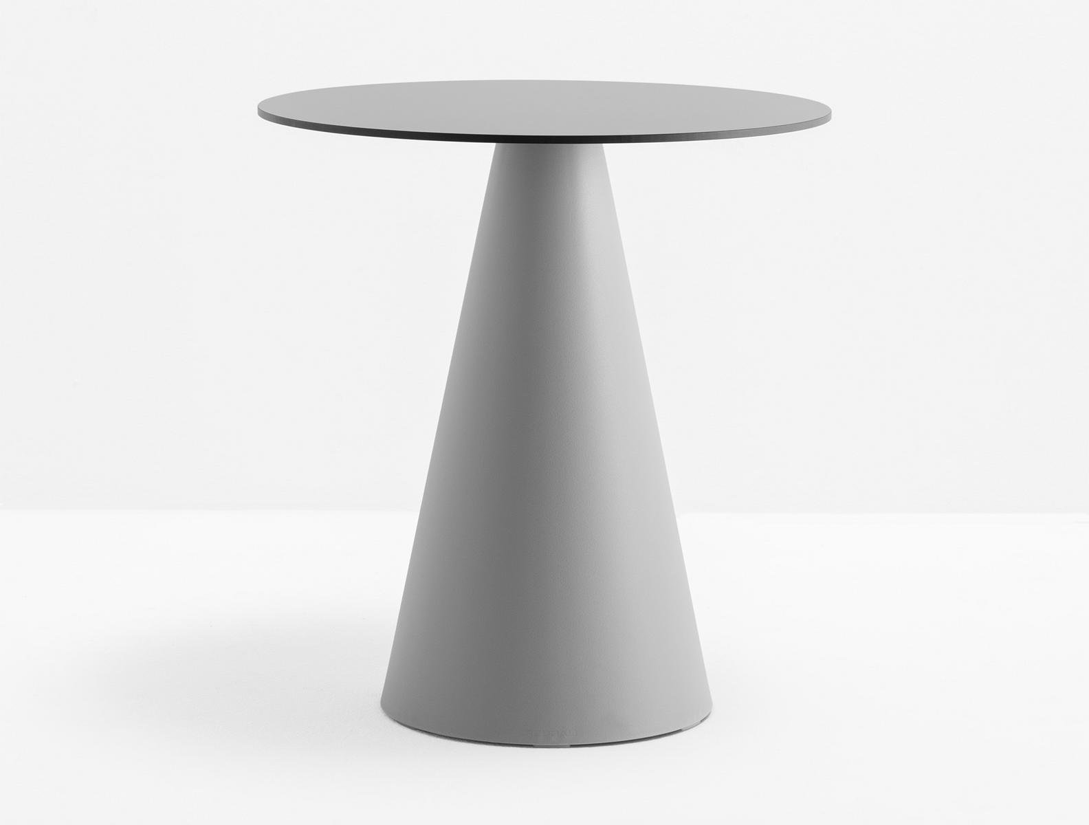 Round polyethylene table | Ikon 865 by Pedrali