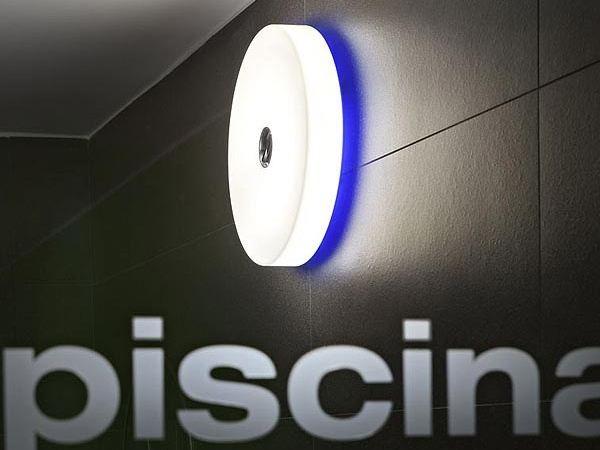 Polycarbonate wall lamp | Button by Flos