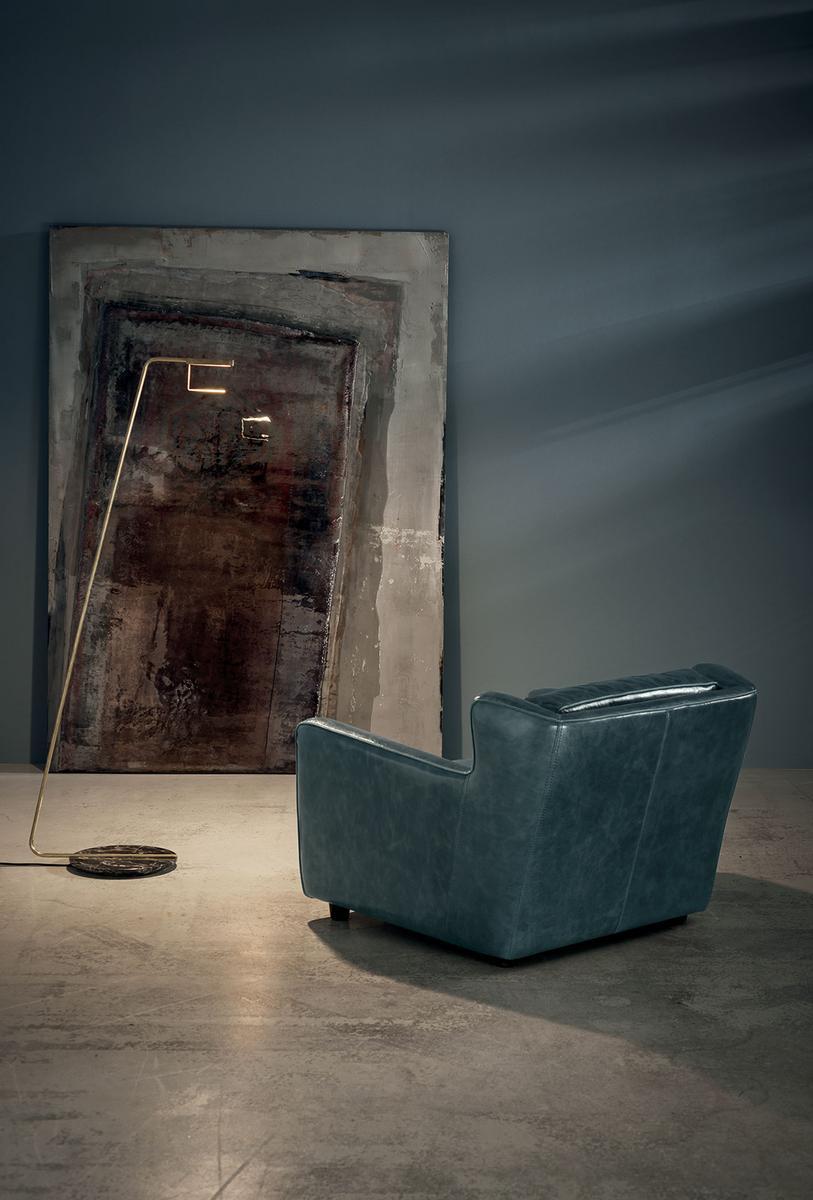 Tanned leather armchair with armrests | Bergère Longe by Baxter