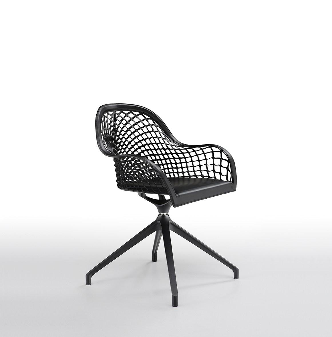 Trestle-based easy chair | Guapa Px by Midj