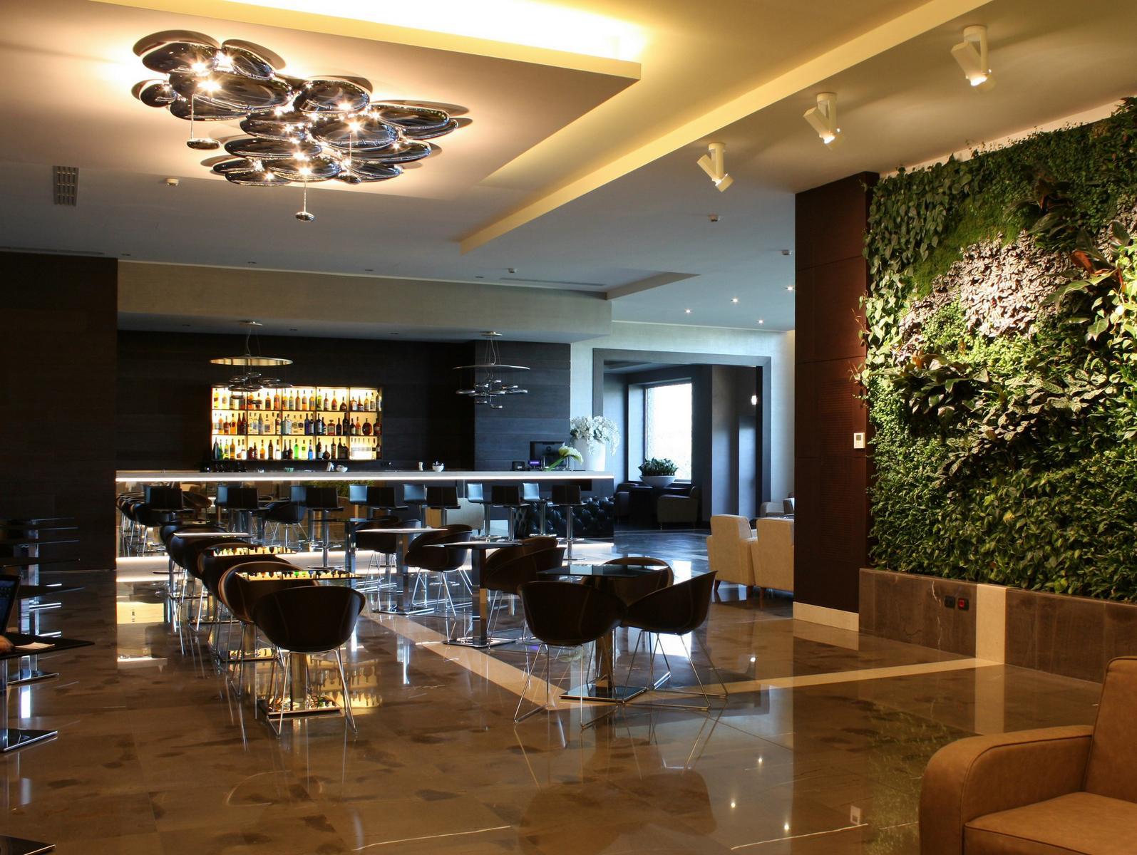 Indirect light die cast aluminium ceiling lamp | Skydro by Artemide