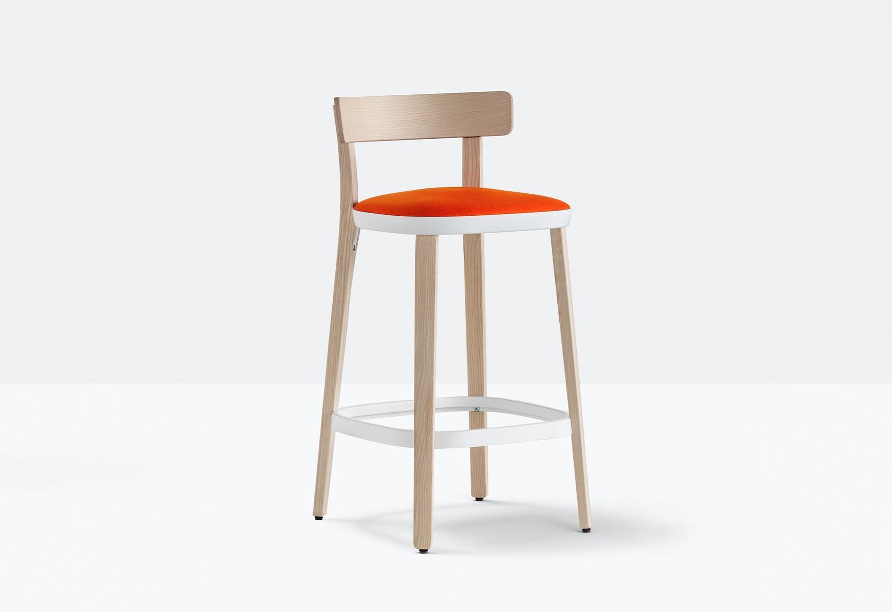 High ash stool with integrated cushion | Folk 2946 by Pedrali