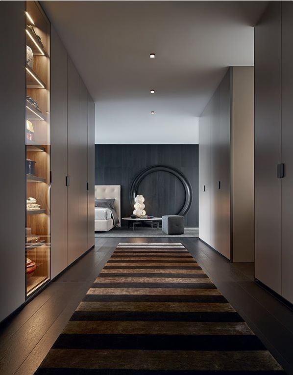 Sectional lacquered glass wardrobe | Fitted by Poliform