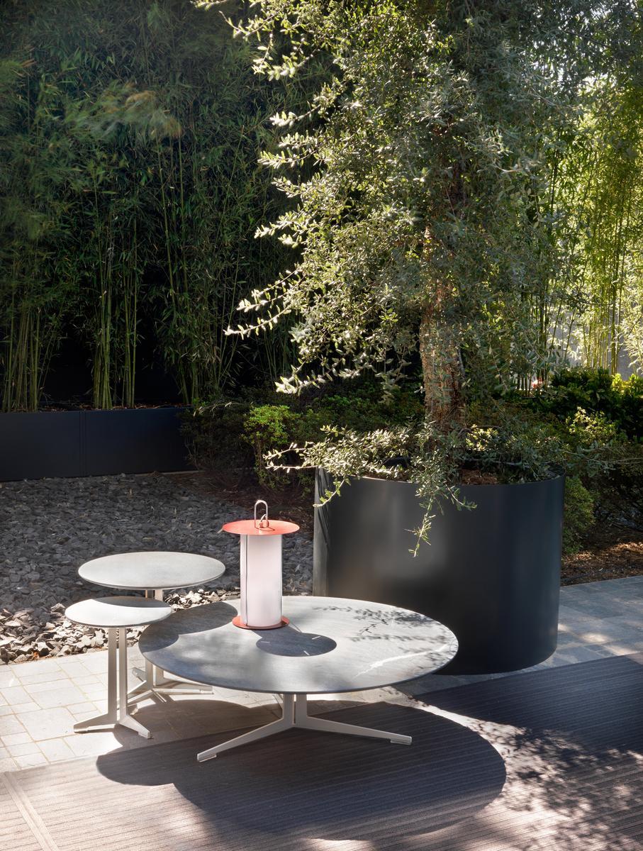 Round natural stone coffee table | Fly by Flexform