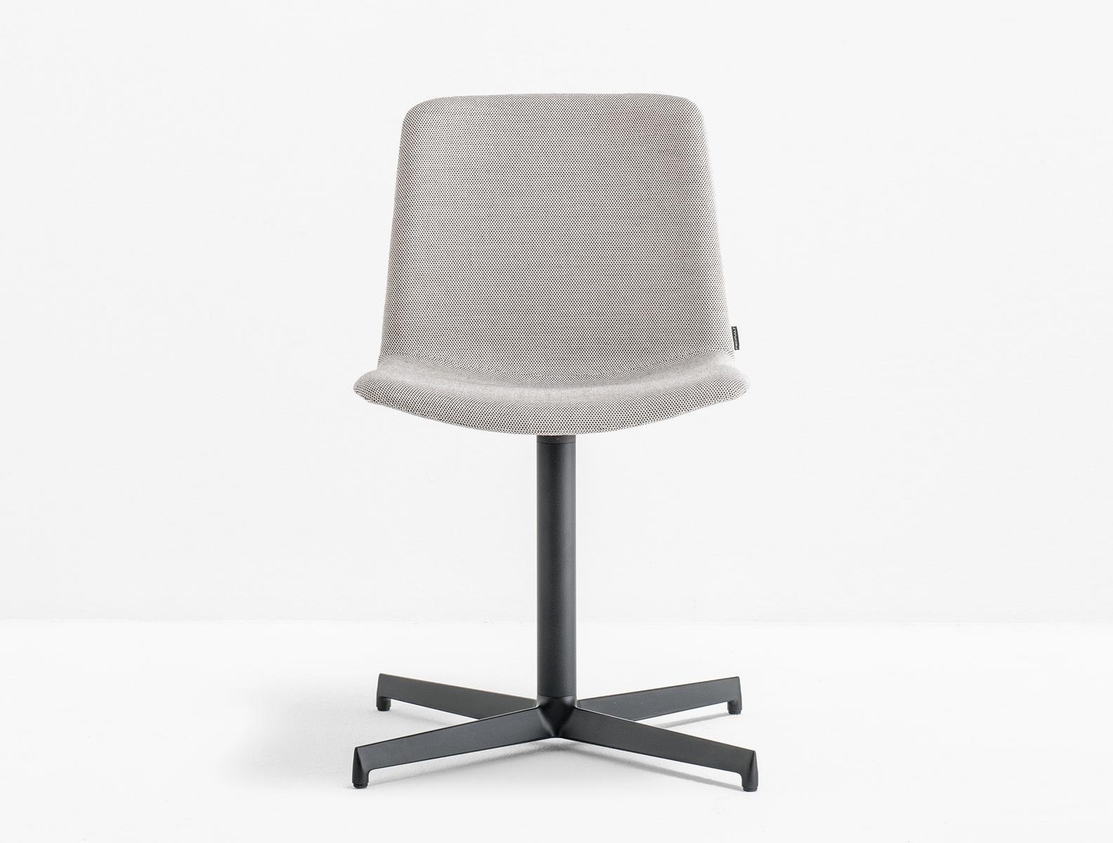 Upholstered chair with 4-spoke base | Tweet 893f/2 by Pedrali