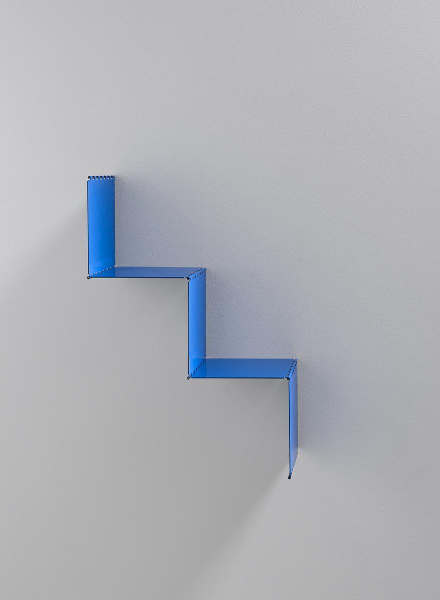 Wall-mounted modular iron bookcase | 349 by Zava