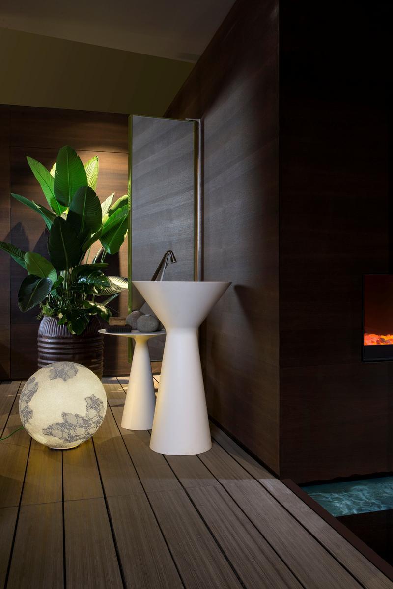 Fiberglass floor lamp | Ululì - Ululà by Karman