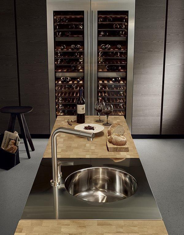 Wood and glass fitted kitchen Poliform Trail