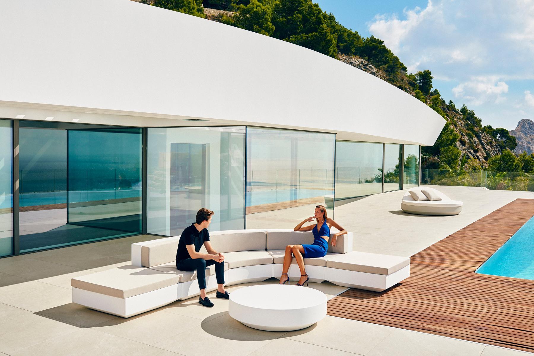 Sectional curved polyethylene sofa | Vela by Vondom